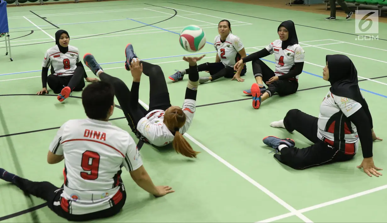 Atlet bola voli duduk putri Asian Para Games Indonesia saat berlatih di Gelora Bung Karno Arena, Jakarta, Rabu (26/9). Latihan ini merupakan pelatnas voli duduk putri Indonesia setelah sebelumnya berlatih di Solo. (Liputan6.com/Helmi Fithriansyah)