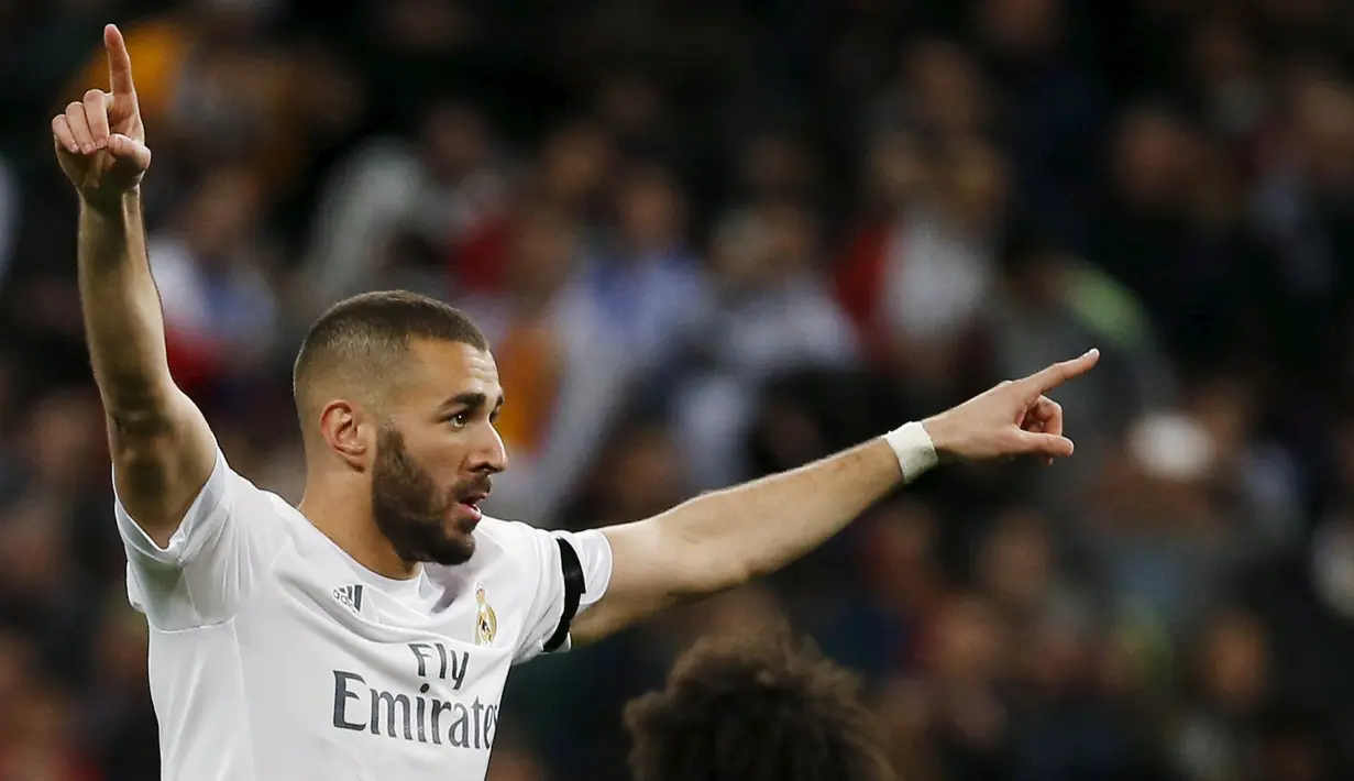 Karim Benzema meayakan golnya ke gawang Sevilla pada lanjutan La Liga Spanyol pekan ke-30 di Stadion Santiago Bernabeu, Senin (21/3/2016) dini hari WIB.  (REUTERS/Sergio Perez)