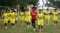 Latihan terakhir Surabaya United di Lapangan Karebosi, Makassar, Senin (2/11/2015), jelang partai ekshibisi hanya diikuti 14 pemain saja. (Bola.com/Zaidan Nazarul)