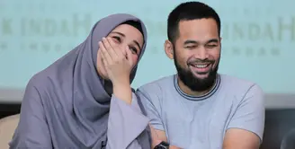 Pasangan Teuku Wisnu dan Shireen Sungkar baru saja dikaruniai seorang anak. Selasa (17/4/2018) Shireen melahirkan anak ketiganya berjenis kelamin perempuan. (Adrian Putra/Bintang.com)