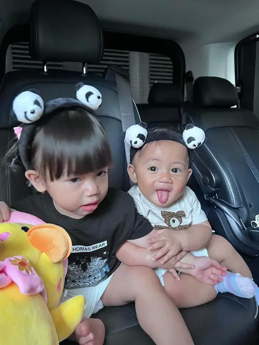 <p>"Gaya banget bociiiil @zefanyagraneth_ @graziellabible_," tulis claragaby. "Lucu bgt sihhh," tulis fidyatul.husna. "aduuhh aku kangen postian kaka bible &amp; dd zefanya," tulis gladismarcell. [Instagram/zefanyagraneth_]</p>