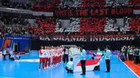 Para pemain Timnas Futsal Indonesia menyanyikan lagu kebangsaan Indonesia dengan latar belakang koreografi dari Suporter La Grande Indonesia dalam laga final Piala Asia Futsal 2026 melawan Iran dalam laga yang berlangsung di Indonesia Arena, Senayan, Jakarta, Sabtu (07/02/2026). (Bola.com/Bagaskara Lazuardi)
