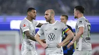 Pemain VfL Wolfsburg, Christian Eriksen, tampak kecewa setelah kalah 1-2 dari SC Paderborn pada leg kedua playoff promosi/degradasi di Home Duluxe Arena pada Selasa (26/5/2026) dini hari WIB. (AFP/Ina Fassbender)