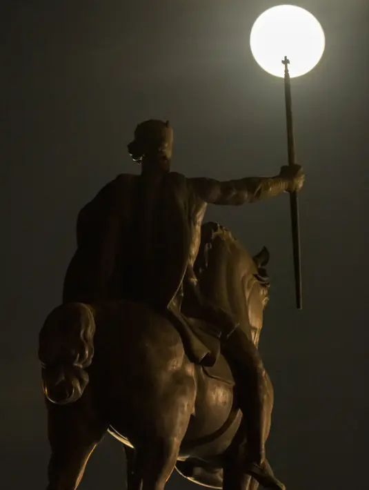 Bulan purnama muncul di belakang patung Tomislav of Kroasia, Raja Kroasia pertama, di pusat kota Zagreb, Kroasia, 14 Juni 2022. Fenomena ini disebut juga sebagai Strawberry Supermoon karena terjadi pada saat panen strawberry. (AP Photo/Darko Bandic)
