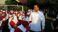 Mendikbud‎ Anies Baswedan meninjau hari pertama masuk sekolah tahun ajaran 2015-2016 di SDN 01 dan 06 Pagi, Lebak Bulus. (Liputan6.com/Nafiysul Qodar)