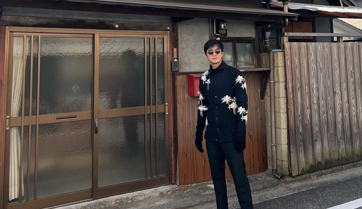 Dirinya pun turut mengunggah beberapa foto selama berada di Jepang pada akun Instagram pribadinya. Bahkan, penampilan Junior Roberts ini juga tak lepas dari sorotan netizen. (Liputan6.com/IG/@juniorrobertss)