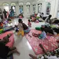 Pengungsi bencana tsunami beristirahat di sebuah masjid di Tenjolahang, provinsi Banten, Rabu (26/12). Tsunami Selat Sunda menerjang kawasan pesisir pantai di Pandeglang, Serang, Banten dan Lampung Selatan pada 22 Desember 2018. (Sonny TUMBELAKA / AFP)