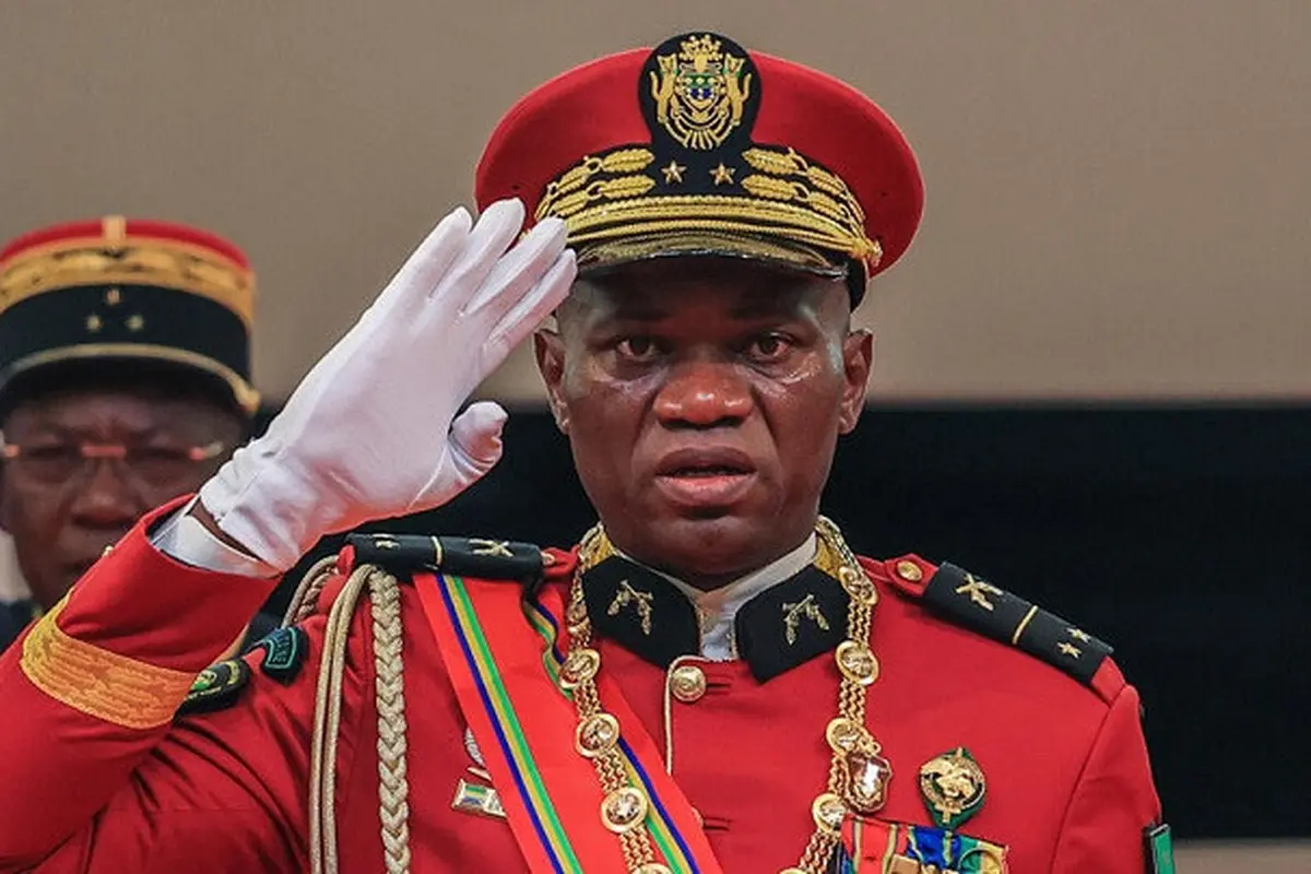 Brice Oligui Nguema (48), jenderal yang berhasil menggulingkan dinasti berkuasa di Gabon selama 55 tahun melalui kudeta militer, menjabat sebagai presiden sementara. (Dok. AFP)