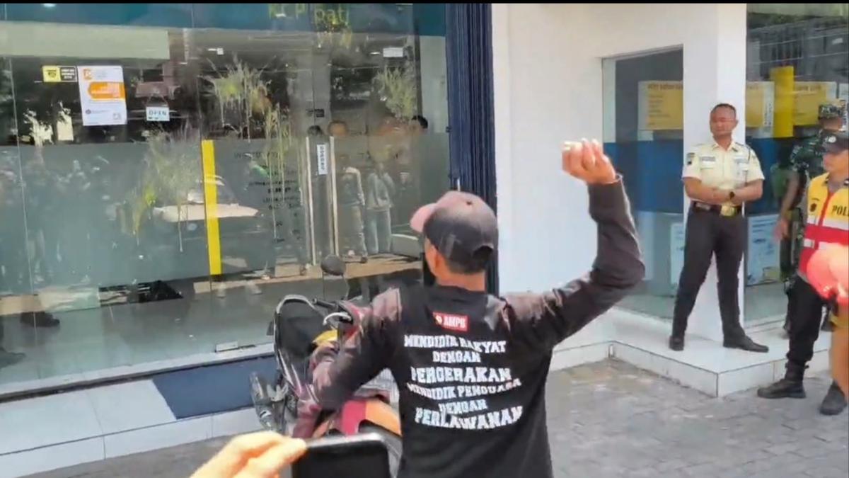 AMPB Lempar Telur Busuk ke Kantor Bank Mandiri