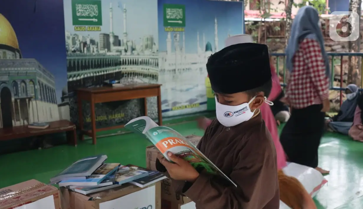 Anak-anak membaca buku cerita dan pelajaran di Sekolah Alam Bantar Gebang, Bekasi, Jumat (5/3/2021). Sekolah dengan 200 anak didik yang sebagian besar adalah anak pemulung di TPA Bantar Gebang menerima 500 buku pelajaran dan 300 paket kesehatan dalam rangka HUT Askrindo ke-50.(Liputan6.com/HO/Iqbal)