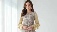 7 Model Dress Batik Kombinasi Kain Polos Warna Pastel yang Anggun, Modern dan Nyaman Dipakai (foto: Gemini)