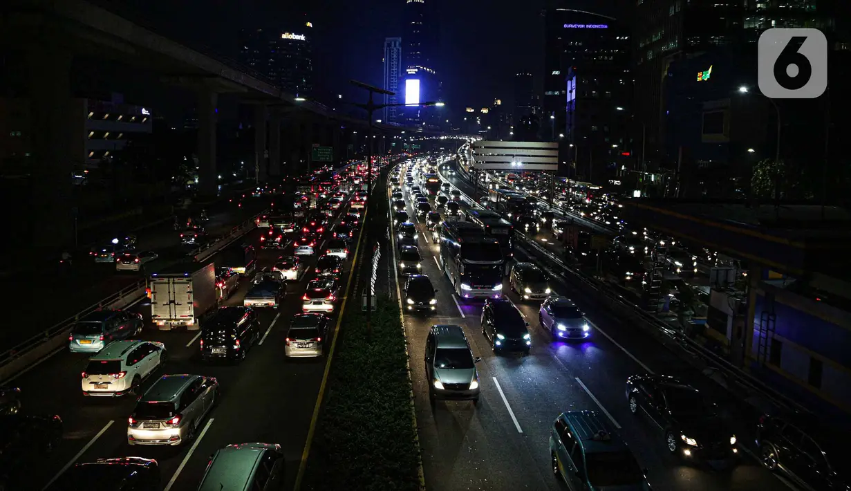Sejumlah kendaraan terjebak kemacetan di Tol Dalam Kota, Jakarta, Rabu (18/5/2022). Meningkatnya volume kendaraan di Ibu Kota terjadi karena sejumlah pegawai telah kembali kerja dari kantor atau work from office (WFO). (Liputan6.com/Faizal Fanani)