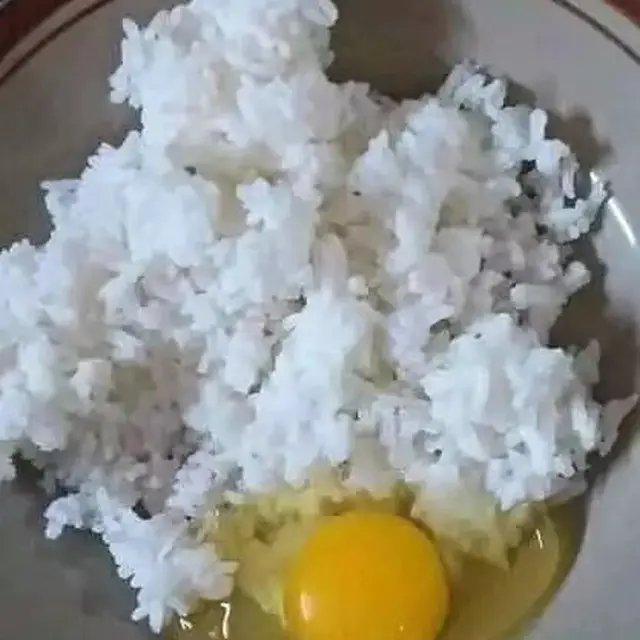 6 Potret Nyeleneh Orang Makan Telur Mentah, Enggak Cocok di Lidah Indonesia