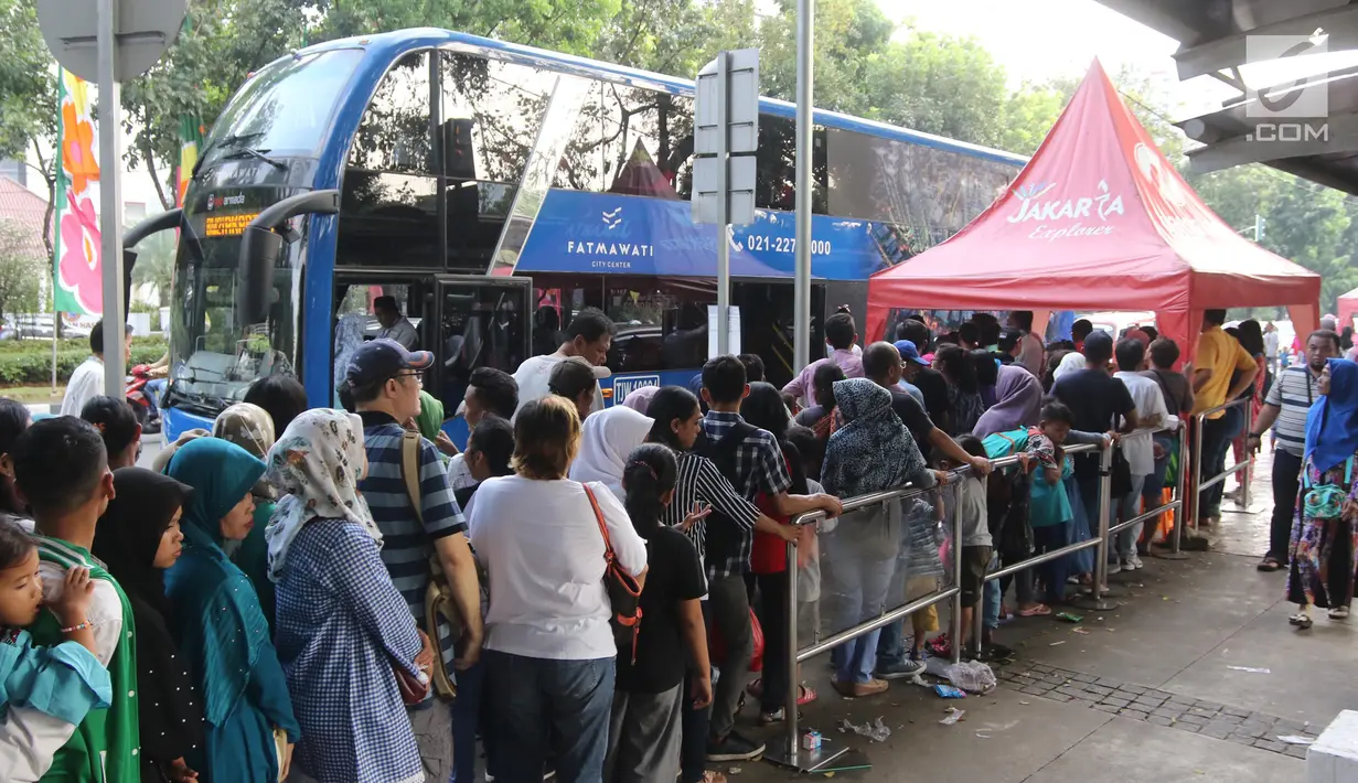 Warga antre untuk menaiki bus tingkat wisata keliling Ibu Kota di kawasan Monas, Jakarta, Sabtu (16/6). Libur Hari Raya Idul Fitri dimanfaatkan oleh sebagian masyarakat Jakarta untuk berlibur ketempat wisata bersama keluarga. (Liputan6.com/Arya Manggala)