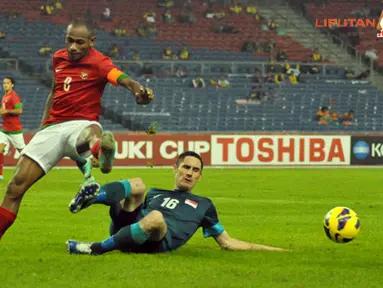 Elie Aiboy duel dengan Daniel Bennett dalam Laga Piala AFF Suzuki 2012 antara Indonesia vs Singapura di Stadion Bukit Jalil, Kuala Lumpur, Malaysia, Rabu 28 November 2012. Pertandingan dimenangkan Indonesia dengan skor 1-0 untuk Timnas Indonesia.