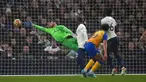 Pemain Southampton Che Adams (depan kanan) mencetak gol ke gawang Tottenham Hotspur pada pertandingan sepak bola Liga Inggris di Tottenham Hotspur Stadium, London, Inggris, 9 Februari 2022. Tottenham Hotspur kalah 2-3. (AP Photo/Alastair Grant)