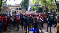 Ratusan nelayan menggelar aksi demonstrasi menolak reklamasi Jakarta. (@LBH_Jakarta)