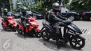 Pengendara dari ITS menggunakan motor listrik GESITS saat seremoni pelepasan 'GESITS Tour de Jawa Bali' di Jakarta, Senin (7/11). Beberapa pengendara dari ITS dilepas Menristekdikti Mohammad Nasir menggunakan lima unit GESITS. (Liputan6.com/Helmi Afandi)