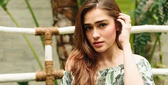 Siapa tak kenal Yasmine Wildblood? Aktris cantik yang kini sudah memiliki satu orang anak ini tetap terlihat menarik dan tidak membosankan. Apalagi ia pandai memadu padankan busana yang dikenakannya. (Instagram/yaswildblood)