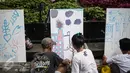 Sejumlah pengunjung mengikuti aksi melukis disela kegiatan Car free Day (CFD) di kawasan Bundaran HI, Jakarta, Minggu (12/2). Aksi yang digelar oleh Greenpeace itu untuk mengenalkan masyarakat tentang sadar polusi. (Liputan6.com/Faizal Fanani)