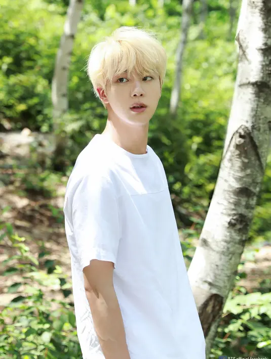Jin yang memang punya kulit putih, tampak semakin tampan ketika ia mengubah warna rambutnya menjadi blonde. Tak sedikit penggemarnya memuji pesona Jin dengan rambut terangnya itu. (Liputan6/Twitter/@BTS_official)