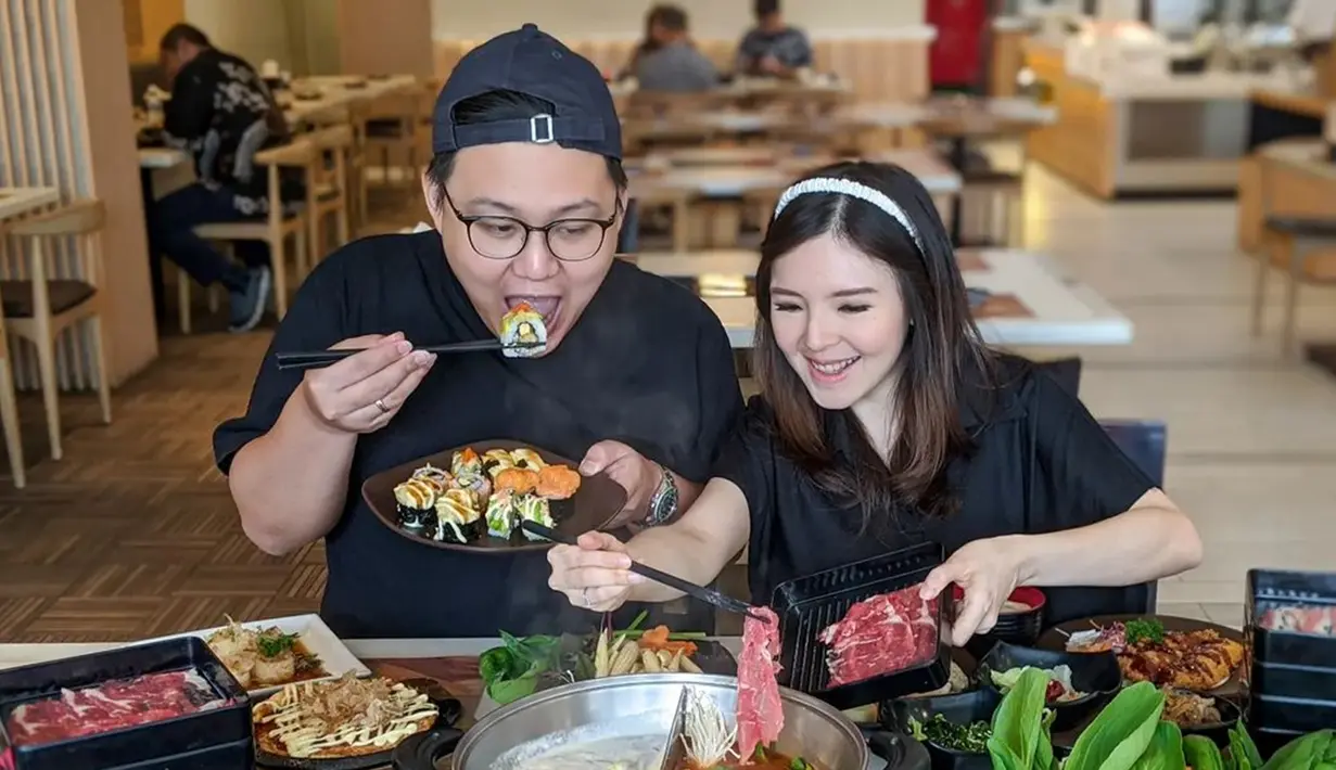 Ken dan Grat telah menjadi food vlogger sejak keduanya masih menjadi sepasang kekasih yakni pada September 2015 silam. Hal ini dimulai dari kegemaran mereka menyantap aneka makanan. Kini kanal YouTube mereka telah dikenal oleh masyarakat, khususnya pencinta kuliner. Setiap minggunya, mereka membagikan video review makanan. (Liputan6.com/IG/kenandgrat)