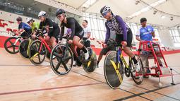 Tim putri balap sepeda Indonesia berlatih untuk persiapan UCI Track Nations Cup 2023 di Jakarta International Velodrome, Rawamangun, Jakarta Timur, Kamis (16/02/2023). Ajang UCI Track Nations Cup 2023 akan berlangsung pada 23-26 Februari 2023. (Bola.com/Bagaskara Lazuardi)
