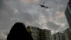Seorang anggota pasukan khusus mencoba mendaratkan helikopter di sebuah bangunan rusak yang diperkirakan berisi beberapa hewan di Diyarbakir, Turki tenggara (22/2/2023). Para pecinta hewan di kota Turki yang porak-poranda akibat gempa mematikan memprotes pada 22 Februari 2023, setelah pejabat berusaha menghancurkan bangunan rusak yang diduga berisi beberapa hewan, koresponden AFP melihat. (AFP/Ilyas Akengin)