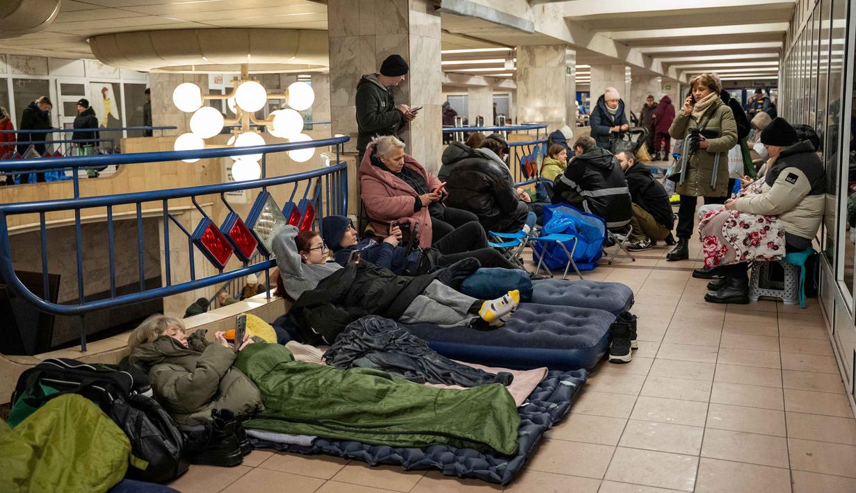 Diketahui, militer Rusia kembali membombardir ibu kota Ukraina, Kyiv. Tampak dalam foto, warga berlindung di stasiun metro selama serangan pesawat tak berawak dan rudal Rusia di Kyiv, Ukraina, pada 9 Januari 2026 pagi hari waktu setempat, di tengah invasi Rusia ke Ukraina. (Serhii Okunev/AFP)