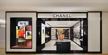 Setelah pindah dari lantai pertama, butik ini kini ditempatkan secara strategis di dalam area Fragrance & Beauty di lantai dua. Dengan luas lebih dari 195 meter persegi, Ruang ini menafsirkan kembali estetika abadi melalui palet warna hitam dan putih khasnya, yang dipertegas dengan sentuhan emas yang berkilauan. Garis-garis yang bersih dan sederhana secara halus membedakan dunia yang berbeda yang didedikasikan untuk makeup, fragrance, skincare, dan produk eksklusif butik, yang masing-masing mengekspresikan kode-kode halus dari House.
