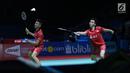 Ganda putra Indonesia, Fajar Alfian/M Rian Ardianto mengembalikan kok ke arah Liu Cheng/Zhang Nan (China) pada 8 besar Indonesia Open 2018, Istora GBK, Jakarta, Jumat (5/7). Fajar/Rian unggul 21-18, 18-21, 25-23. (Liputan6.com/Helmi Fithriansyah)