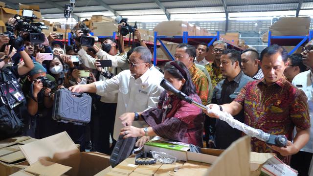 Menteri Perdagangan (Mendag) Zulkifli Hasan meninjau barang-barang impor hasil temuan Satuan Tugas (Satgas) Pengawasan Barang Tertentu yang Diberlakukan Tata Niaga Impor pada Jumat, (26/7/2024). (Dok Kemendag)