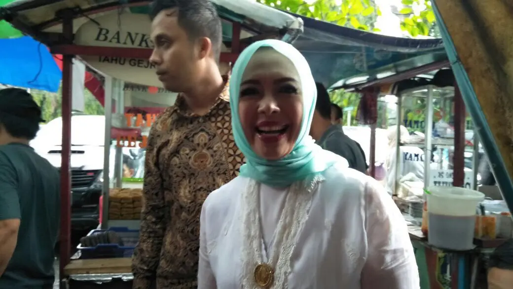 Sandiaga Uno dan istri Nur Asia tiba di Masjid Sunda Kelapa. (Daniel Kampua/Bintang.com)