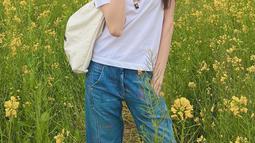 Kali ini Lee Sung Kyung mengenakan kaos oblong yang pas dengan tubuhnya. Pemilik akun Instagram @heybiblee ini juga cukup banyak membagikan momen dirinya tampil simpel dengan atasan kaos polos. (Instagram/@heybiblee)