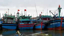 Usai meluluhlantakkan Filipina, Topan Kalmaegi kini mengancam Vietnam. Diperkirakan, Topan Kalmaegi akan menerjang wilayah Vietnam Tengah pada 6 November 2025 malam hari waktu setempat. Tampak dalam foto, seorang pria menarik tali dari perahu nelayan saat orang-orang mempersiapkan perahu untuk menghadapi dampak Topan Kalmaegi di Pelabuhan Nelayan Quy Nhon, Provinsi Gia Lai, Vietnam Tengah, pada 6 November 2025. (Nhac NGUYEN/AFP)