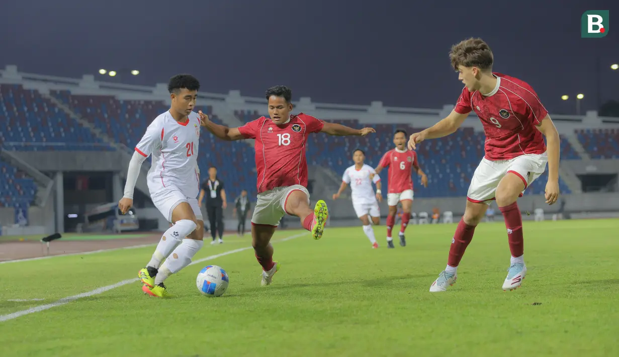 Pemain Timnas Indonesia U-22, Toni Firmansyah (tengah) dan Mauro Ziljstra (kanan) mencoba membayangi pemain Myanmar pada pertandingan SEA Games 2025 di 700th Anniversary Stadium, Chiang Mai, Jumat (12/12/2025). (Bola.com/Bagaskara Lazuardi)