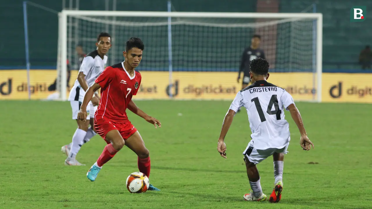 Pemain timnas Indonesia, Marcelino Ferdinand saat melawan Timor Leste dalam pertandingan lanjutan babak penyisihan grup A Sea Games 2021 Vietnam di Viet Tri Stadium, Phu Tho, Vietnam, Selasa (10/5/2022). (Bola.com/Ikhwan Yanuar) (Bola.com/Ikhwan Yanuar)