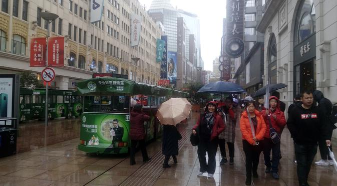 Kawasan Nanjing Road, Shanghai, China yang tetap ramai meski sudah memasuki musim dingin. (Liputan6.com/Rinaldo)
