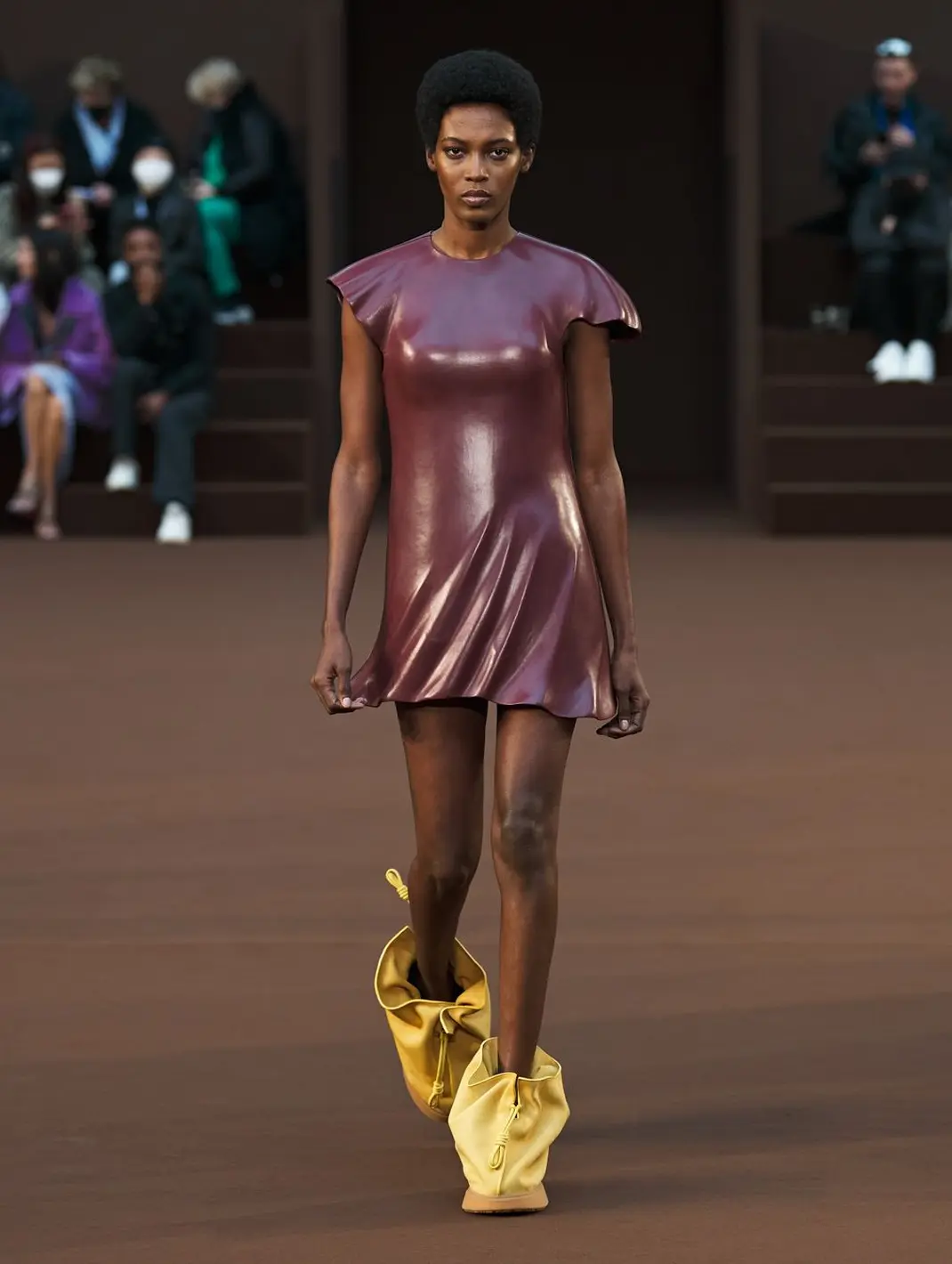 Aksen Gelombang dan Balon Mendominasi Loewe Fall 2022 Paris Fashion Week