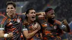 Gelandang Olympiacos, Santiago Hezze (tengah) merayakan gol keempat timnya yang dicetak ke gawang Aston Villa pada leg pertama babak semifinal Europa Conference League di Villa Park, Jumat (3/5/2024) dini hari WIB. (AP Photo/Rui Vieira)