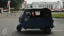 Pengendara bajaj melintas di depan Istana Kepresidenan, Jakarta, Rabu (20/7). Menimbang aspek keindahan, Sudinhubtrans Jakpus segera menerapkan larangan bajaj melintas di Jalan Medan Merdeka Barat dan Medan Merdeka Utara. (Liputan6.com/Gempur M Surya)