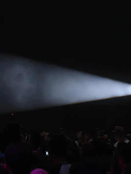 "Saya bawain lagu baru boleh? Tapi saya nervous. Udah empat kali tapi nervous terus. Terima kasih Java Jazz. Saya janji malam ini jadi malam yang memorable untuk kalian," ucap Afgan yang menyanyikan lagu barunya, Count on Me. (Adrian Putra/Bintang.com)