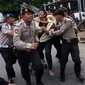 Polisi mengamankan koordinator KAPAK, Ghea Hermansyah yang dianggap sebagai provokator dalam aksi demonstrasi di depan Gedung DPR/MPR, Jakarta, Rabu (13/01).(Antara) 