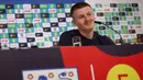 Pemain muda Timnas Inggris, Adam Wharton memberikan keterangan saat konferensi pers menjelang Euro 2024 di Blankenhain, Thuringia, Rabu (12,/06/2024) waktu setempat. (AFP/Adrian Dennis)