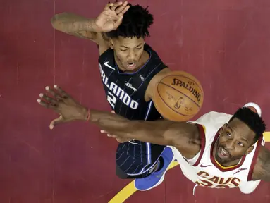 Aksi pemain Cleveland Cavaliers, Jeff Green (kanan) melakukan tembakan saat diadang pemain  Orlando Magic, Elfrid Payton pada lanjutan NBA basketball game di Quicken Loans Arena, (18/1/2018). Cavaliers menang 104-103. (AP/Tony Dejak)