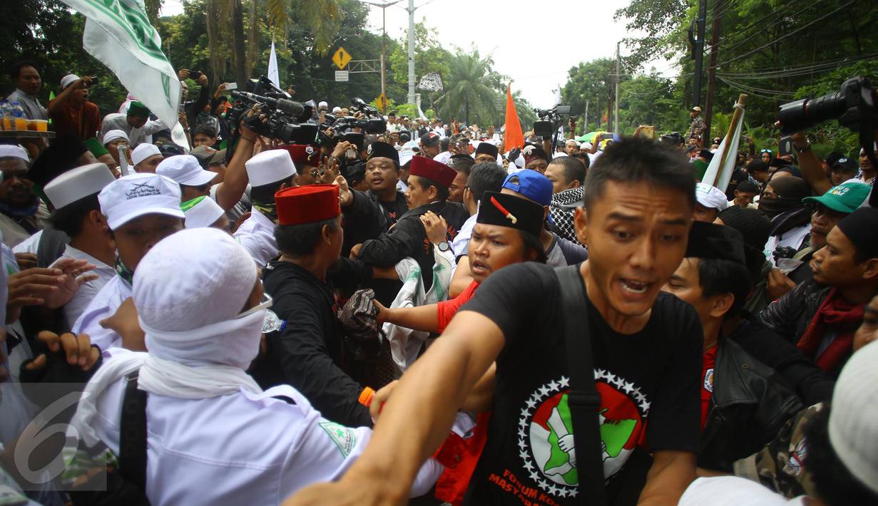 Suasana saat seorang pria yang diduga provokator diamankan dari amukan massa saat sidang kasus penistaan agama di Jakarta, Selasa (10/1). Sempat terjadi kericuhan akibat peristiwa tersebut. (Liputan6.com/Immanuel Antonius)