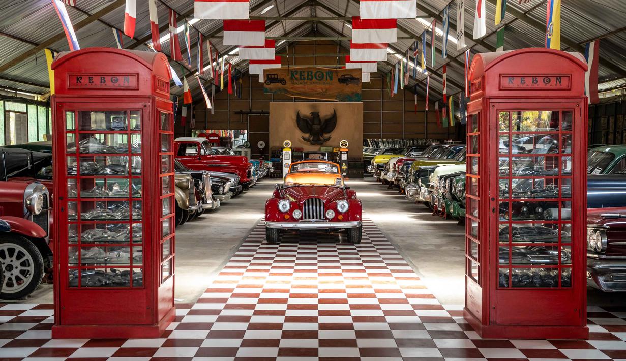 Foto yang diambil pada 14 Oktober 2025 ini menunjukkan mobil klasik Morgan Plus 8 tahun 1990 di Kebon Vintage Cars Bali. Di tengah hiruk pikuk Kota Bali, tersembunyi sebuah garasi yang menyimpan jejak-jejak kejayaan otomotif dunia. Ratusan mobil antik nan menawan terparkir rapi, seolah siap membawa kita kembali ke era keemasan masing-masing. (Dicky Bisinglasi/AFP)