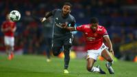 Pemain Manchester United, Marcus Rashford berebut bola dengan pemain Benfica, Douglas pada laga Grup A Liga Champions di Old Trafford, Rabu (1/11) dini hari. MU sukses memetik kemenangan 2-0. (AP Photo/Dave Thompson)