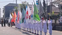Bendera berlambang partai meriahkan kirab Pemilu 2024 di Kota Sukabumi, (Liputan6.com/Fira Syahrin)