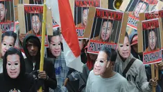 Sejumlah massa bertopeng CEO Lippo Group, James Riady menggelar unjuk rasa di depan Gedung KPK, Jakarta, Rabu (25/10). Massa menuntut KPK segera menyeret James Riyadi terkait kasus dugaan suap perizinan proyek Meikarta. (Merdeka.com/Dwi Narwoko)